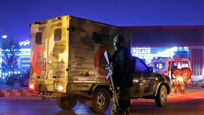 Ataque suicida en mezquita afgana deja al menos a 26 muertos