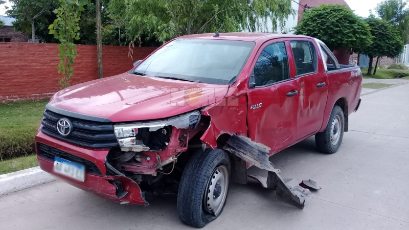 Choque entre camioneta y moto deja una joven muerta