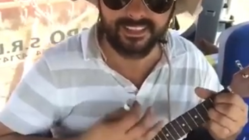 En plena siembra, hizo su hit de Feliz Navidad con el tractor prendido en piloto automático