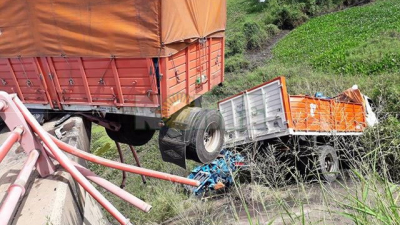 Camión cargado de cerveza chocó y quedó colgado del puente del río Tragadero