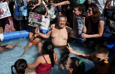 Protesta en el Obelisco: hicieron un “piletazo” por Milagro Sala y D’Elía se sacó la remera