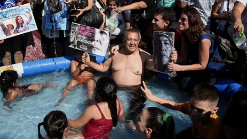 Protesta en el Obelisco: hicieron un “piletazo” por Milagro Sala y D’Elía se sacó la remera