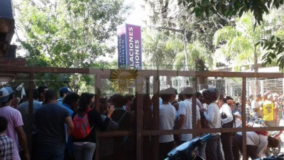 Una multitud se agolpó en Casa de Gobierno por un supuesto subsidio nacional por la emergencia