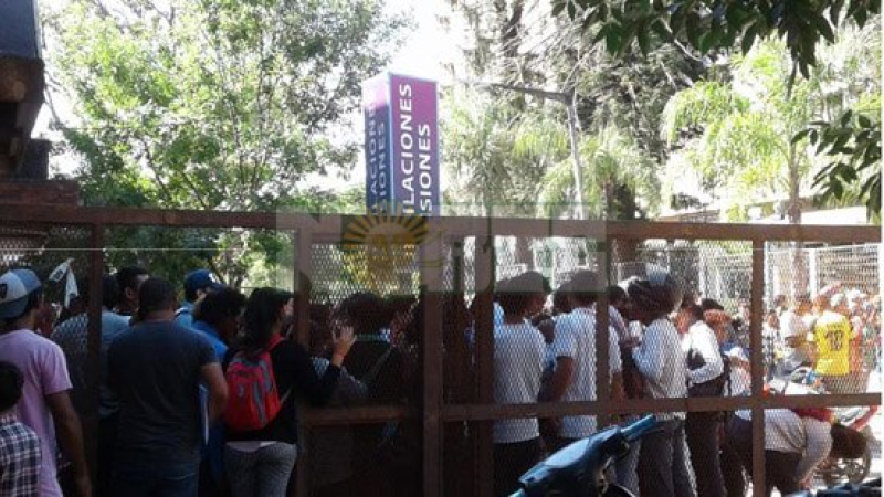 Una multitud se agolpó en Casa de Gobierno por un supuesto subsidio nacional por la emergencia