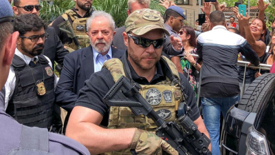 Lula asistió al velorio de su nieto acompañado por miles de seguidores