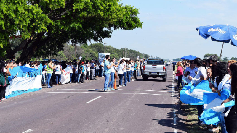 Padres y docentes se unieron al reclamo en la ruta nacional 16