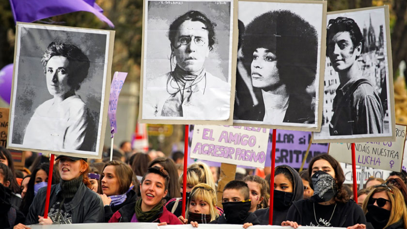 España se vistió de morado con una huelga y masivas marchas feministas