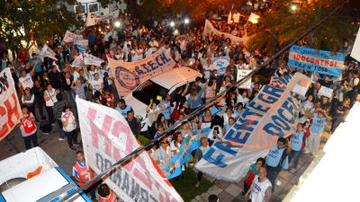 Presión del frente docente incluyó protesta en este diario