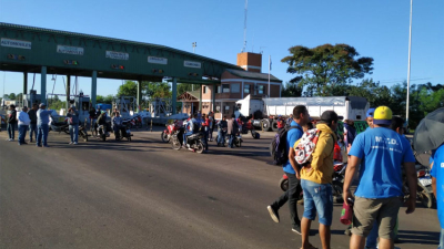 Puente Belgrano: Movimientos sociales se manifiestan y generan inconvenientes en el tránsito