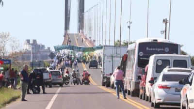 Manifestantes cortaron el tránsito sobre el puente Chaco-Corrientes
