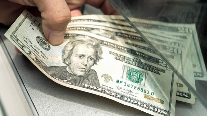 Las monedas emergentes golpean a la Argentina y el dólar supera los $43