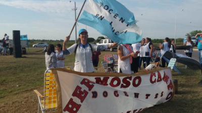 Banderazo regional docente en Pinedo mientras esperan anuncios y preparan asamblea