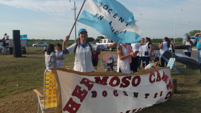 Banderazo regional docente en Pinedo mientras esperan anuncios y preparan asamblea