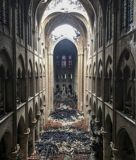 NOTRE-DAME-DEVASTEE-DEBOUT.jpg