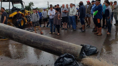 Retroexcavadoras y bombas trabajan para extraer el agua en La Tigra