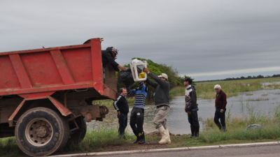 Rescates de la policía y bomberos voluntarios en zona rural de Charata
