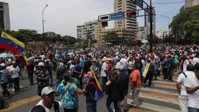 Miles de venezolanos salieron a las calles para exigir el regreso de la democracia