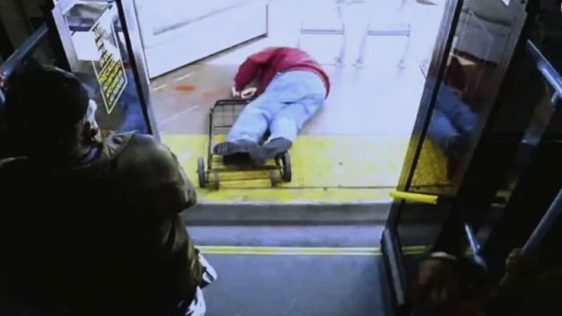 Una mujer empujó de un micro a un anciano que murió por el golpe