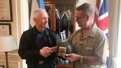 Militar inglés devolvió a un soldado chaqueño el casco que usó en Malvinas