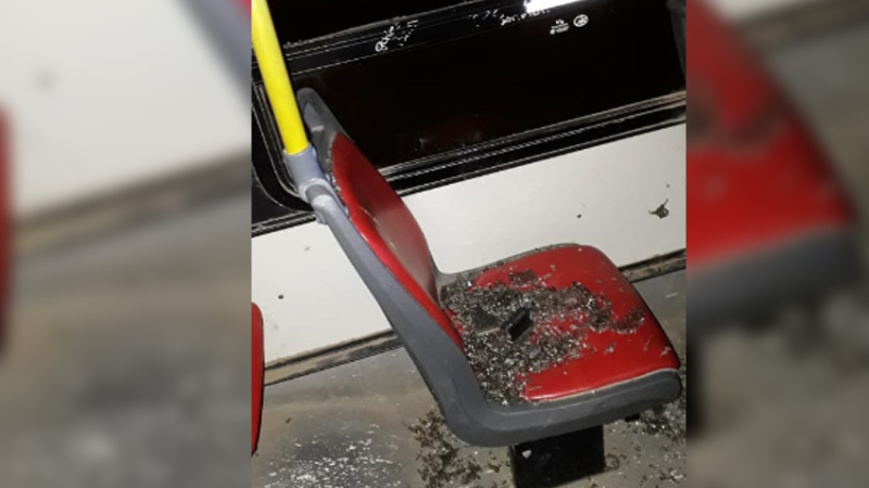 Pasajera sufre lesiones al ser atacado un colectivo de la línea 9