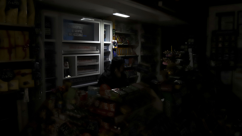 Tras el masivo corte de luz, la energía se restablece gradualmente en diferentes puntos de la Argentina