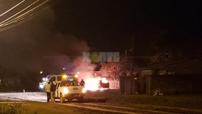Prendieron fuego auto en la vía pública nuevamente en Charata