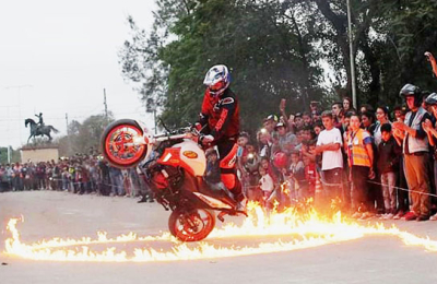 Motos y solidaridad en Colonia Elisa