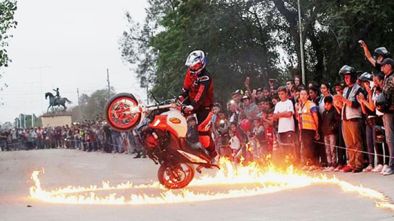 Motos y solidaridad en Colonia Elisa