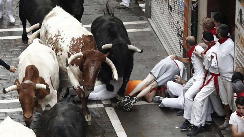 Tres heridos por asta de toro en el inicio de la fiesta de San Fermín