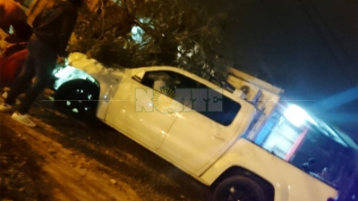 Perdió el control de su camioneta y terminó impactando contra un poste de luz