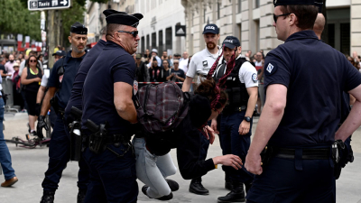 Tirantez entre policías y manifestantes desluce desfile del 14 de julio en Francia