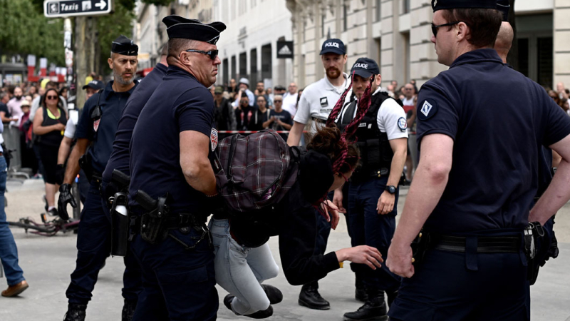 Tirantez entre policías y manifestantes desluce desfile del 14 de julio en Francia