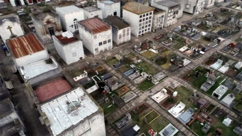 Robaron otro cuerpo de un niño en el cementerio de Miramar: 4 casos en 2 años