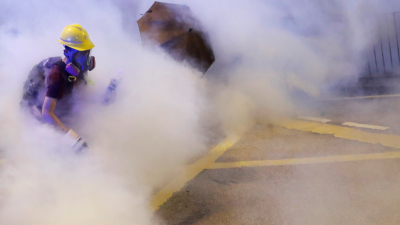 Policía de Hong Kong cubre la ciudad de gas