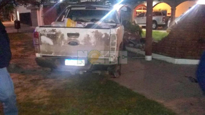 Dos heridos y un muro derribado tras un choque entre dos camionetas