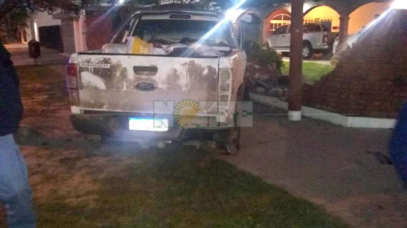 Dos heridos y un muro derribado tras un choque entre dos camionetas