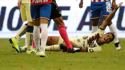 Gio Dos Santos recibió un planchazo que le dejó una impresionante herida