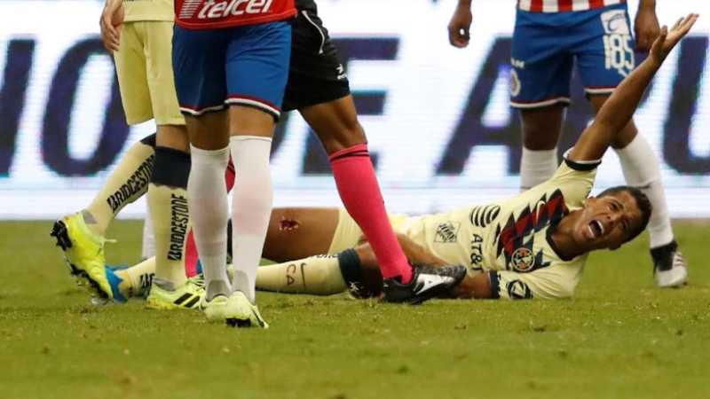 Gio Dos Santos recibió un planchazo que le dejó una impresionante herida