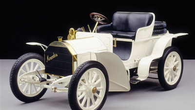Homenaje al primer auto Mercedes