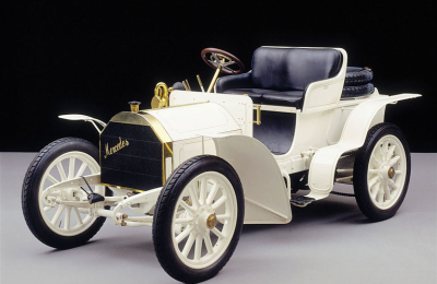 Homenaje al primer auto Mercedes