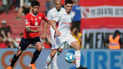 Argentinos Juniors le dio otro golpe a Independiente y alcanzó a Boca en la cima