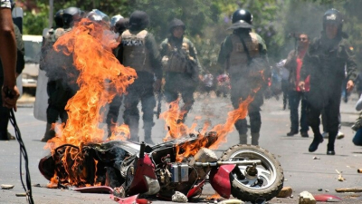 Violentos choques entre simpatizantes y opositores a Evo Morales en Cochabamba