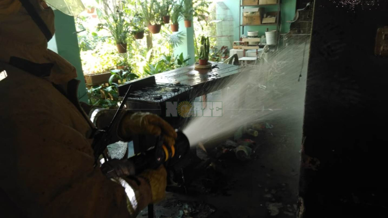 Charata: explotó una garrafa en una vivienda y se incendió la cocina y un auto