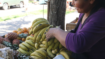 El consumo sigue cayendo y solo para comer una familia necesita 12.800 pesos
