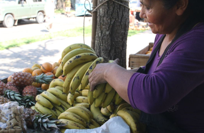 El consumo sigue cayendo y solo para comer una familia necesita 12.800 pesos