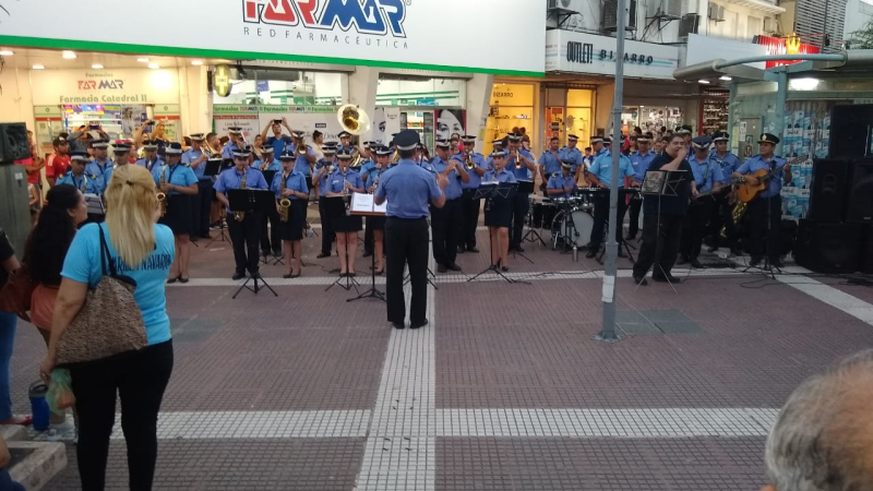 Banda de la Policía tocó en la peatonal por el Día de la Música