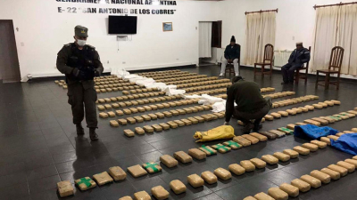 Salta: embisten a un gendarme e intentan huir con 429 kilos de cocaína en su camioneta