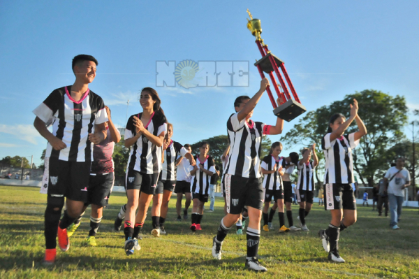 Las chicas del “Negro” con el trofeo de campeón en mano.