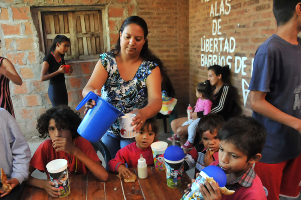 <p>COPEO DE LECHE EN EL MERENDERO ALAS DE LIBERTAD.</p>
<p>Foto: Jorge "Punky" Flores </p>
