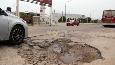 Baches históricos en Resistencia: un peligro para vehículos y peatones